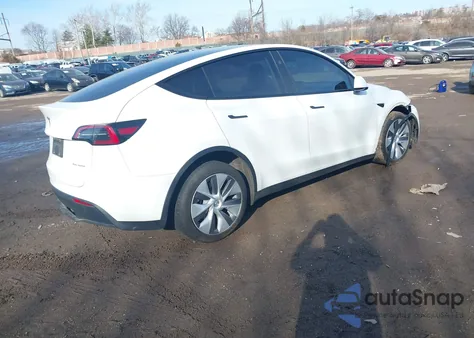 2023 Tesla Model Y Awd/Long Range Dual Motor All-Wheel Drive z USA, uszkodzony, nr VIN 7SAYGAEE9PF930910
